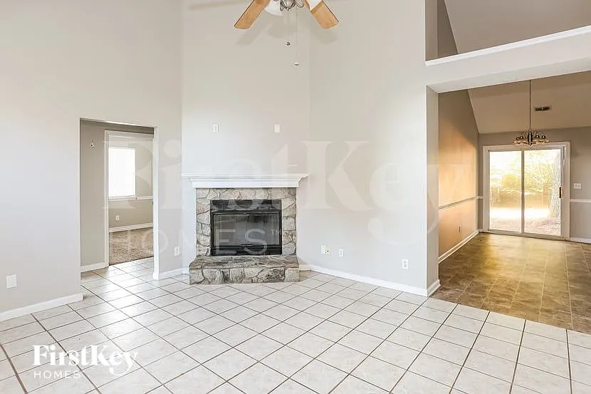 3 bed, 2.0 bath, 1242 sqft, $1,925 — Photo 4
