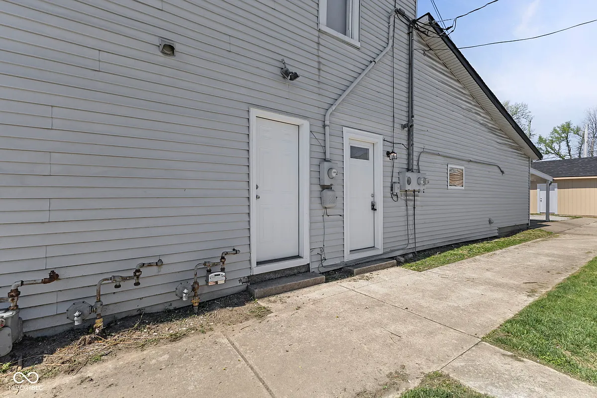 Building Photo - 2 Van Ave #B