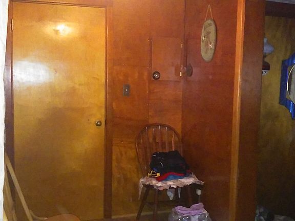 shoe/coatroom to diningroom