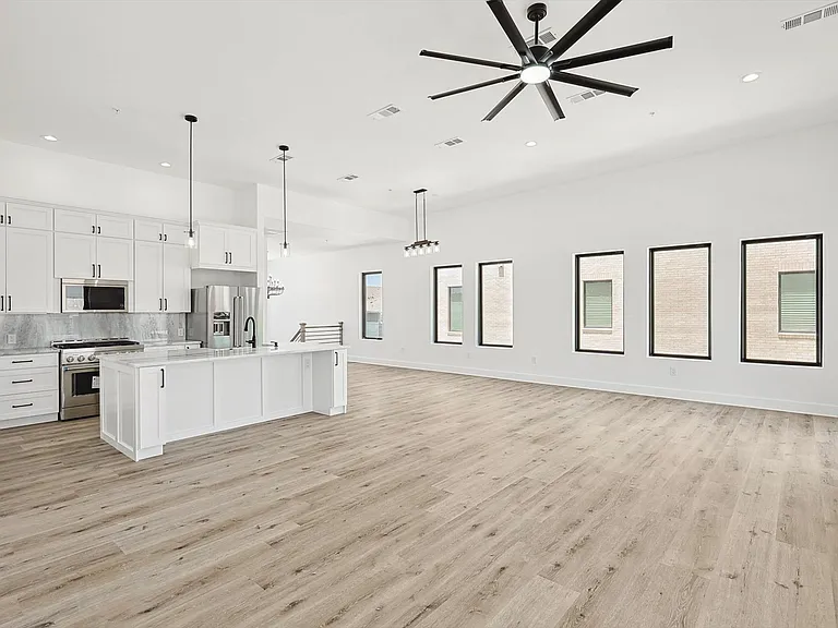 767 W Main St #201 — Photo 7