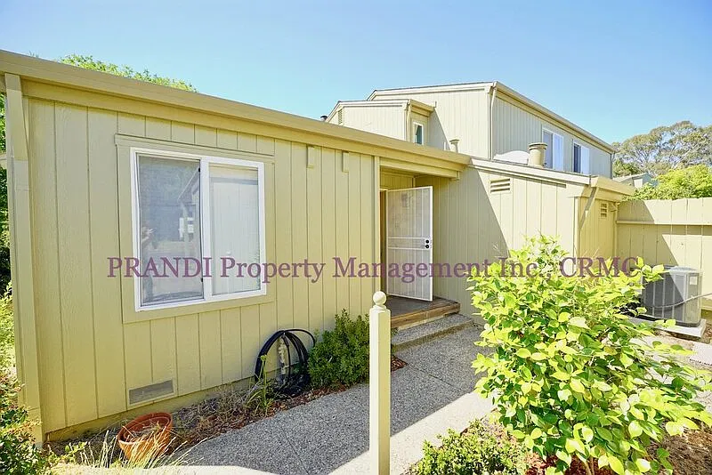 2 bed, 1.5 bath, 1020 sqft, $3,300 — Photo 2