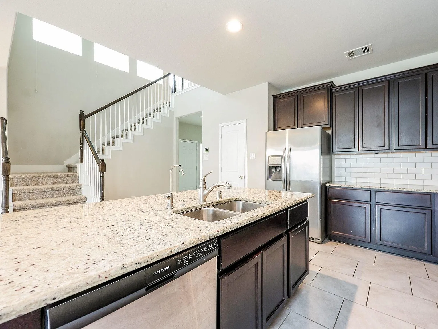 3 bed, 2.5 bath, 1964 sqft, $2,200 — Photo 3