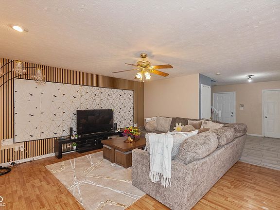 3rd image of 5527 Forest Ridge Ct