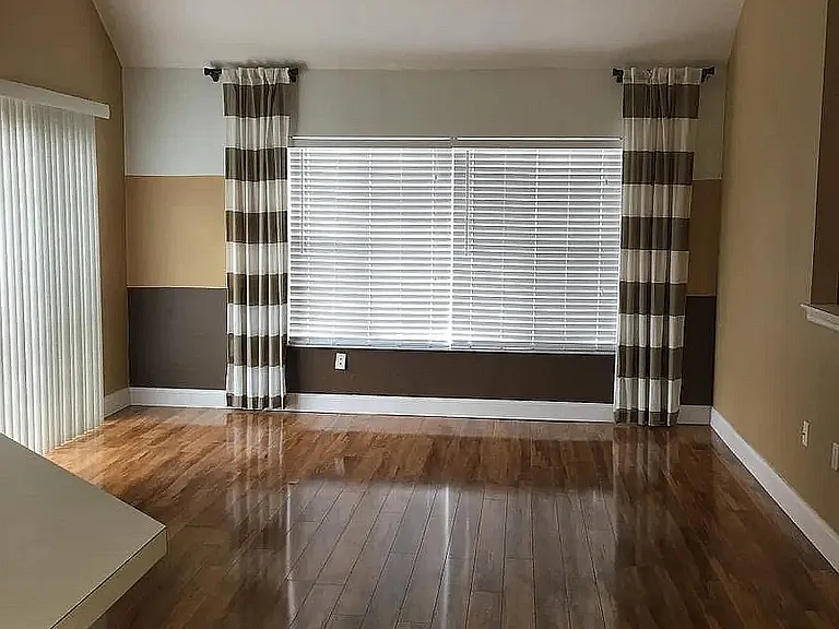 10570 Windsor Lake Ct — Photo 3