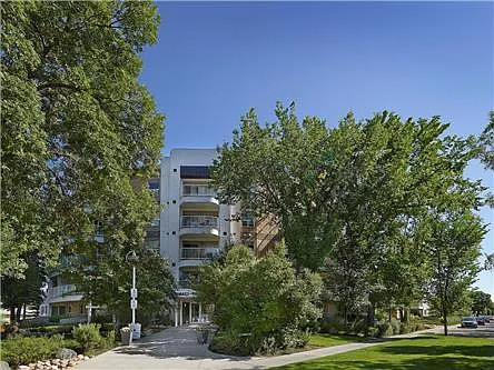 Holyrood Boulevard — Photo 4