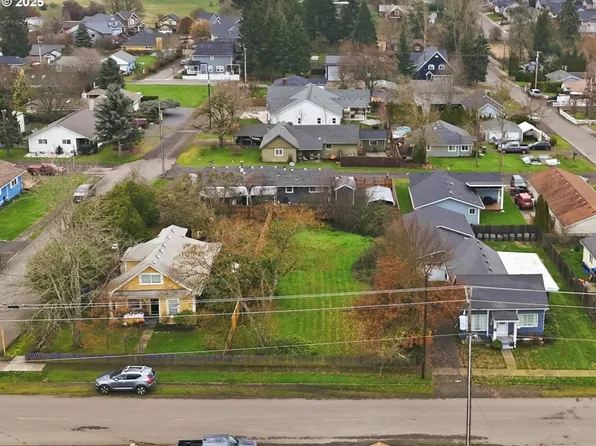 409 E Monroe St #6, Carlton, OR 97111