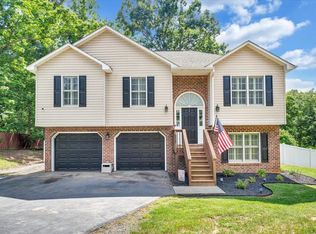236 Harbor Landing Dr, Moneta, VA 24121