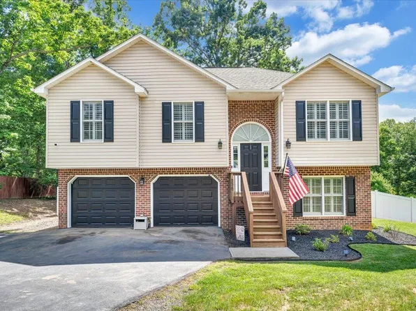 236 Harbor Landing Dr, Moneta, VA 24121