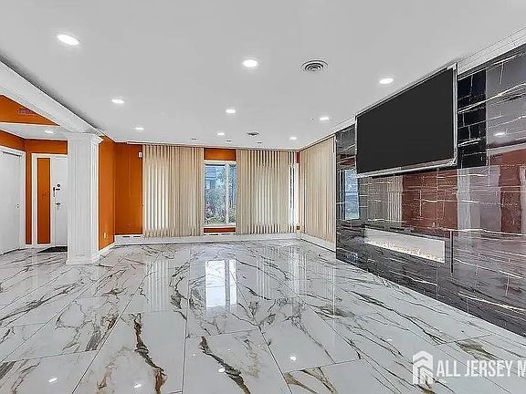 2nd image of 585 Noe Ave
