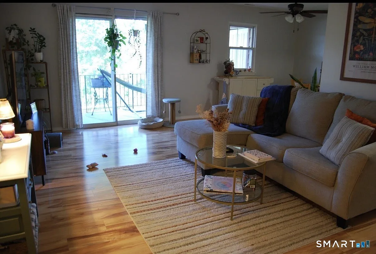 1 bed, 1.0 bath, 902 sqft, $2,299 — Photo 4