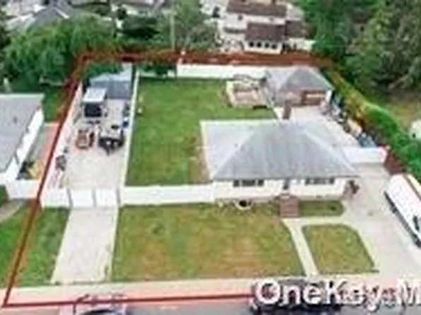 15 Elmira Street, Hicksville, NY 11801