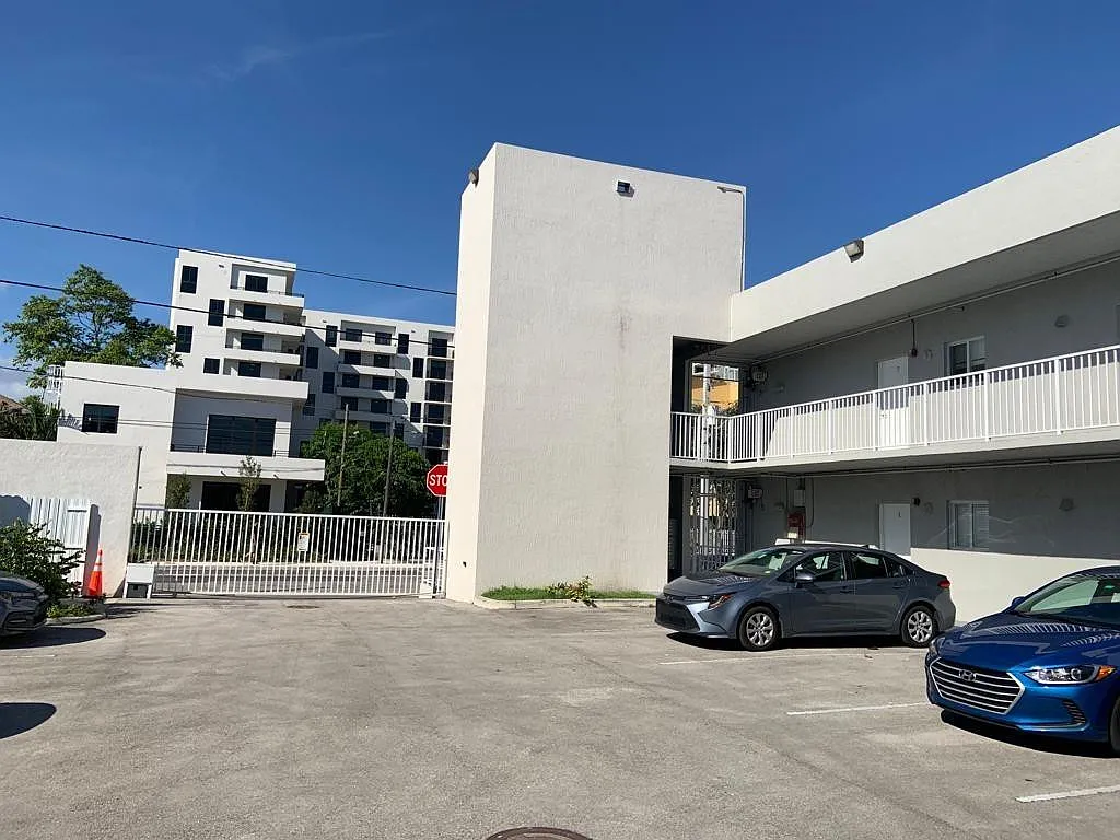 2 bed, 1.0 bath, 10578 sqft, $2,400 — Photo 2