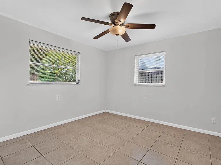 101 Beverly Rd E — Photo 33