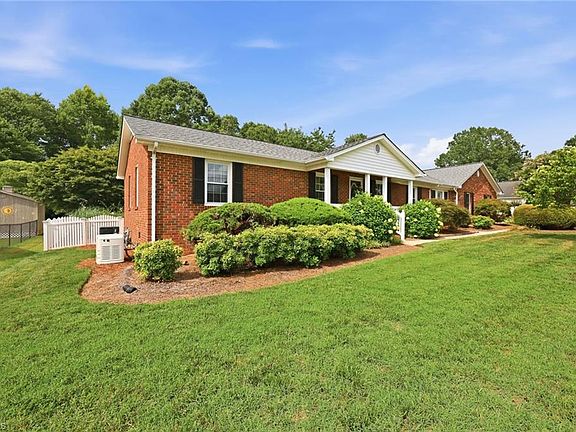 3rd image of 813 Hillcrest Dr