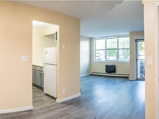 1146 Essex St #1 — Photo 4