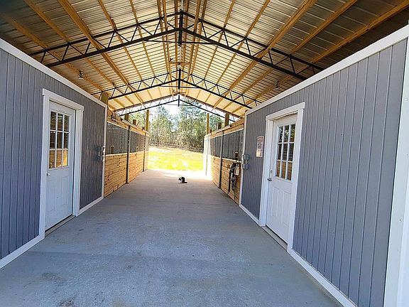 center isle barn