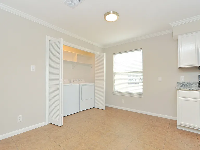 2100 Southwood Dr #13 — Photo 8