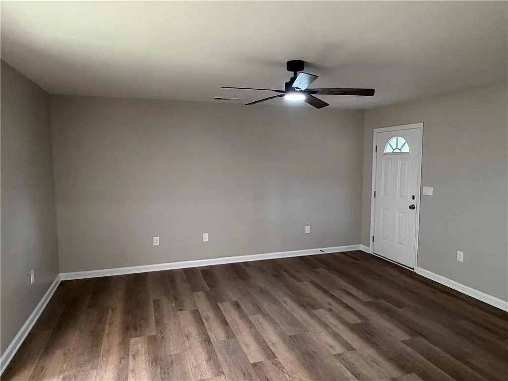 2 bed, 2.0 bath, 2160 sqft, $1,700 — Photo 3
