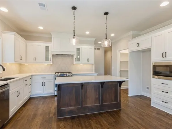 11433 S Waterford Dr, Olathe, KS 66061