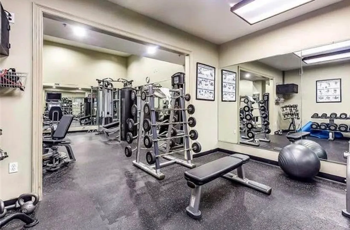 2 bed, 921 sqft, $2,350 — Photo 2