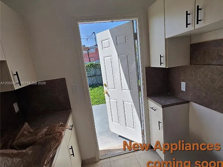 724 SW 7th Ter #12 — Photo 9