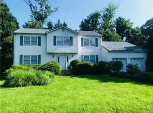 2 Skylane Ct, Airmont, NY 10901