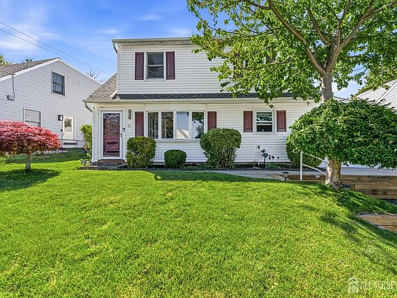 3rd image of 31 Pinetree Dr