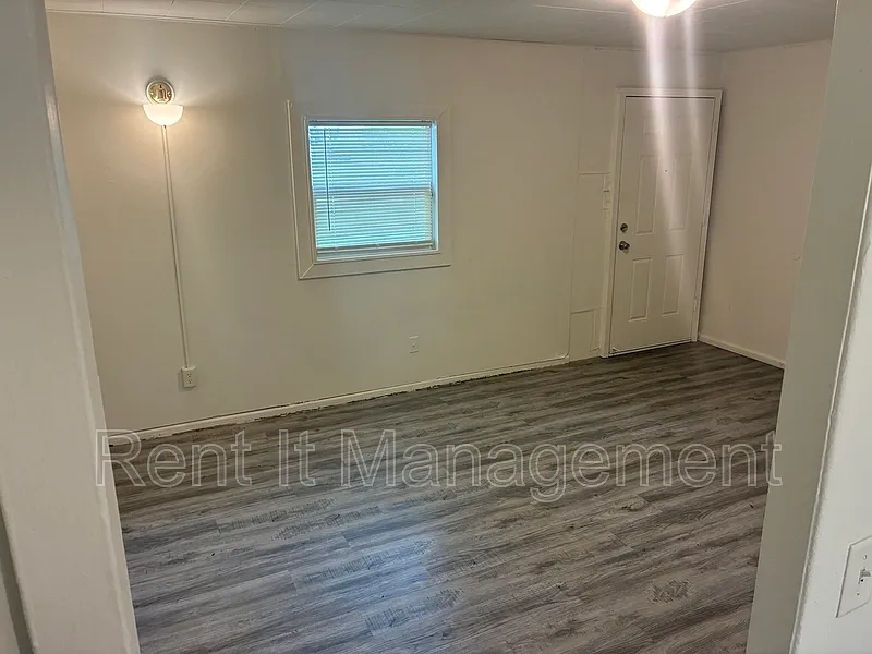 2 bed, 1.0 bath, 672 sqft, $1,200 — Photo 4