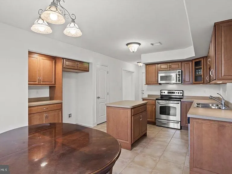 10 Lenox Ct — Photo 8