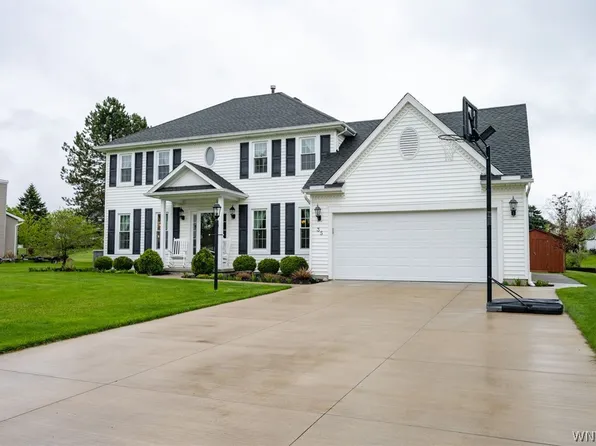 35 Pinyon Dr, Orchard Park, NY 14127