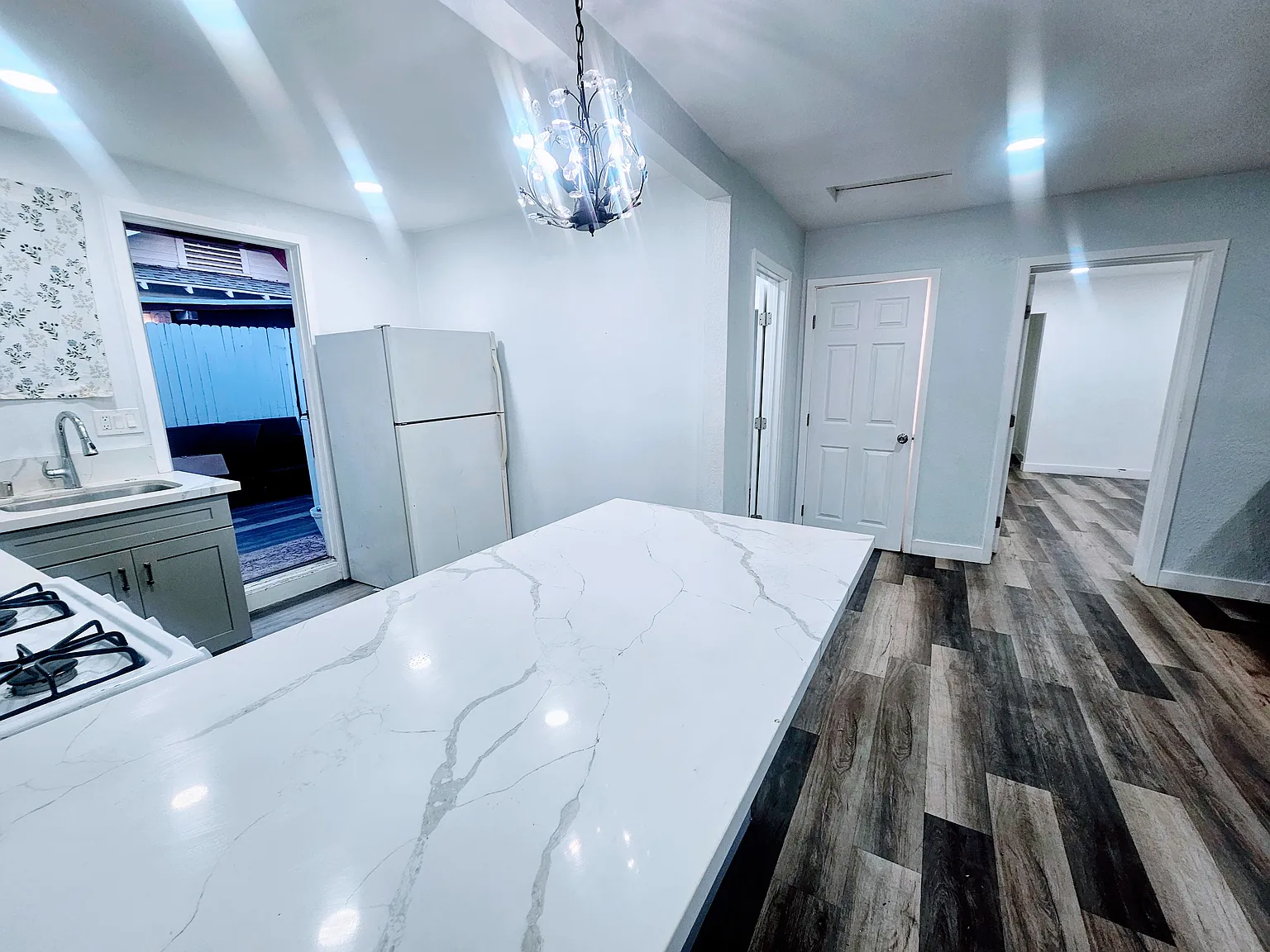 2 bed, 800 sqft, $3,000 — Photo 2
