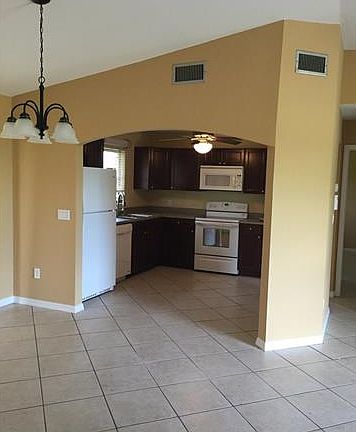 4th image of 920 NE 11th Ter