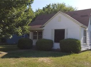 1017 Ritchey St, Gainesville, TX 76240