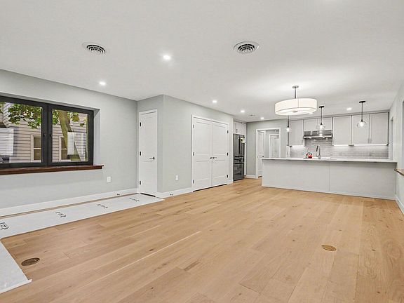 4th image of 720 Eastern Ave NE