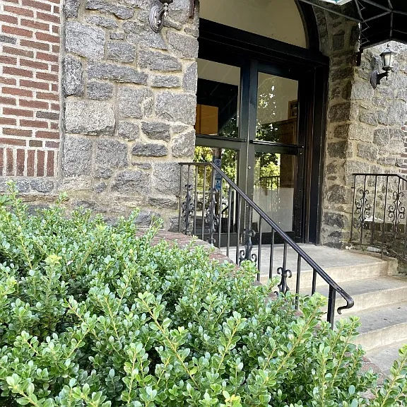 Larchmont Ave — Photo 4
