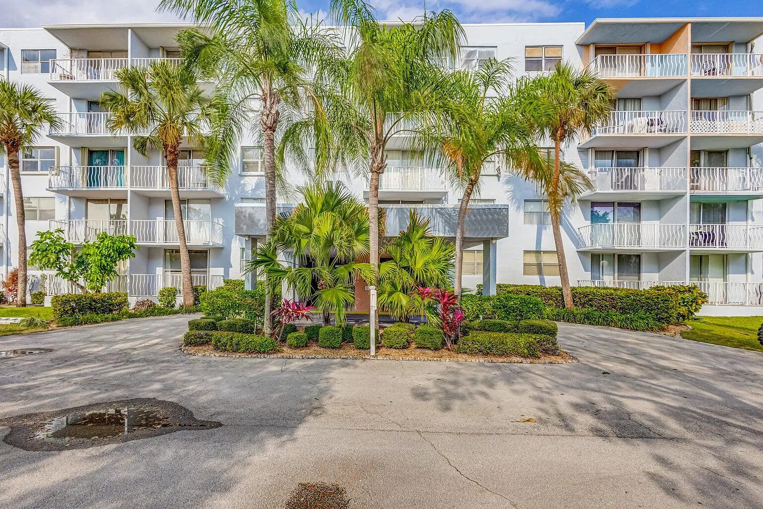 2 bed, 2.0 bath, 906 sqft, $1,825 — Photo 1
