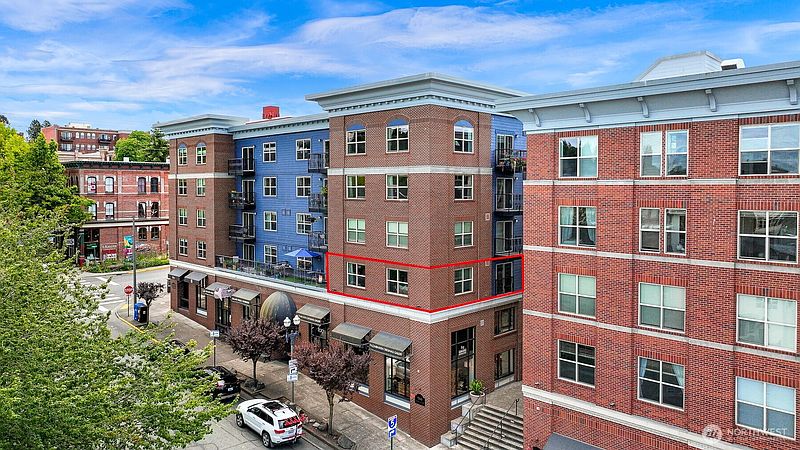 2nd image of 960 Harris Avenue #305