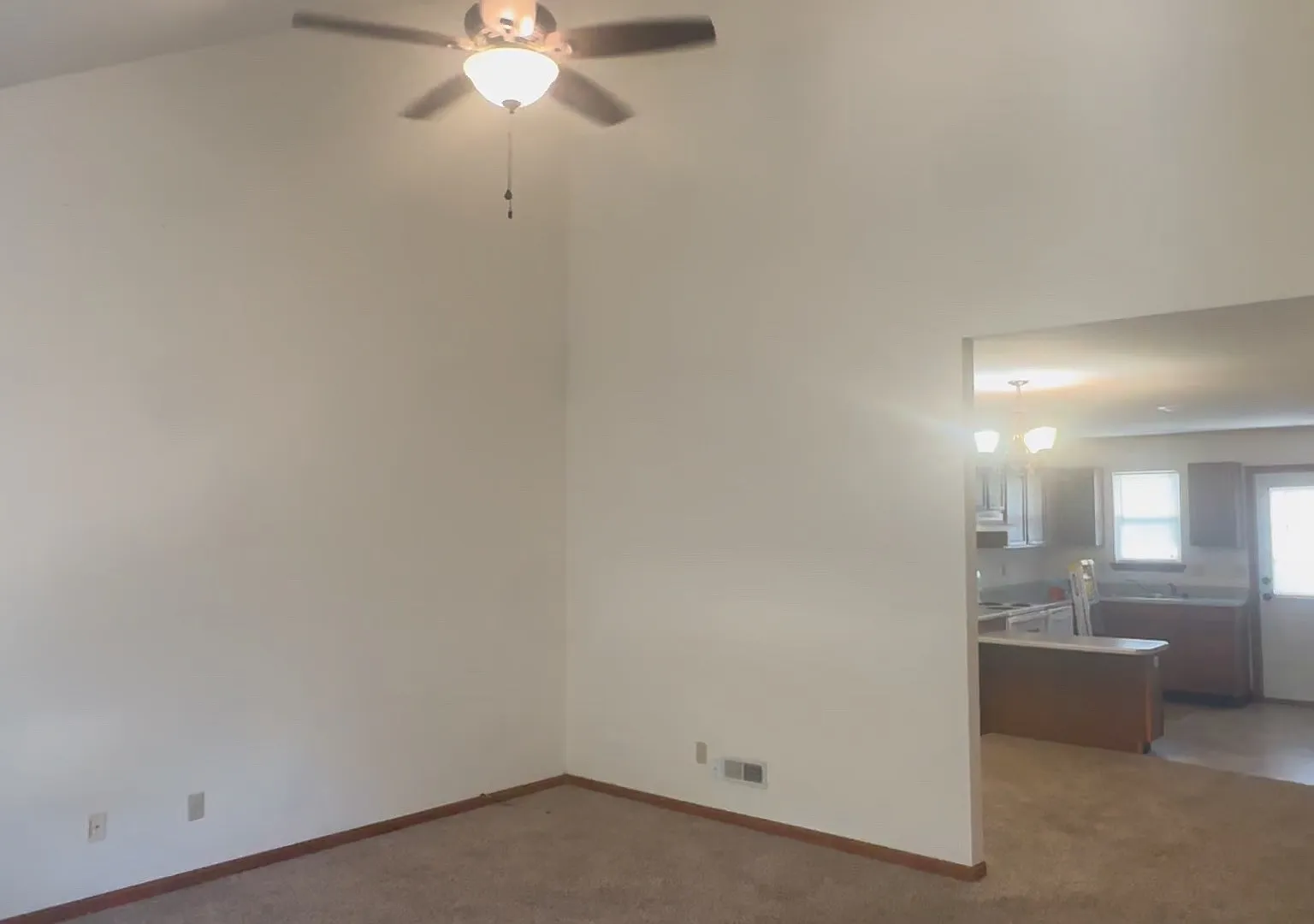3 bed, 1400 sqft, $1,375 — Photo 1