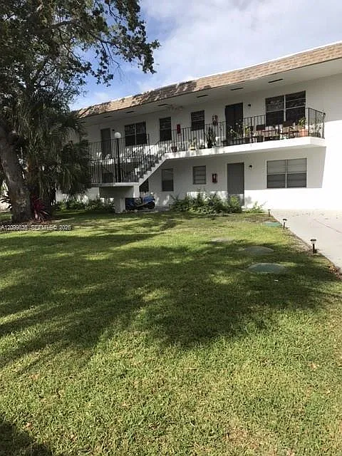 Hollywood Little Ranches — Photo 1