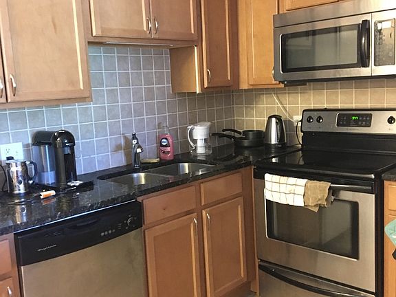 4th image of 560 Lawrence Ave APT 203