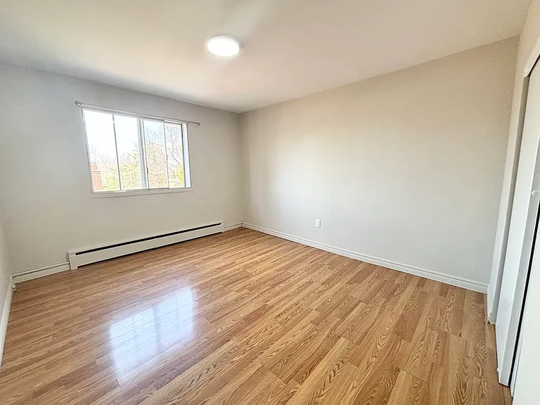 10 Park Ave W — Photo 11