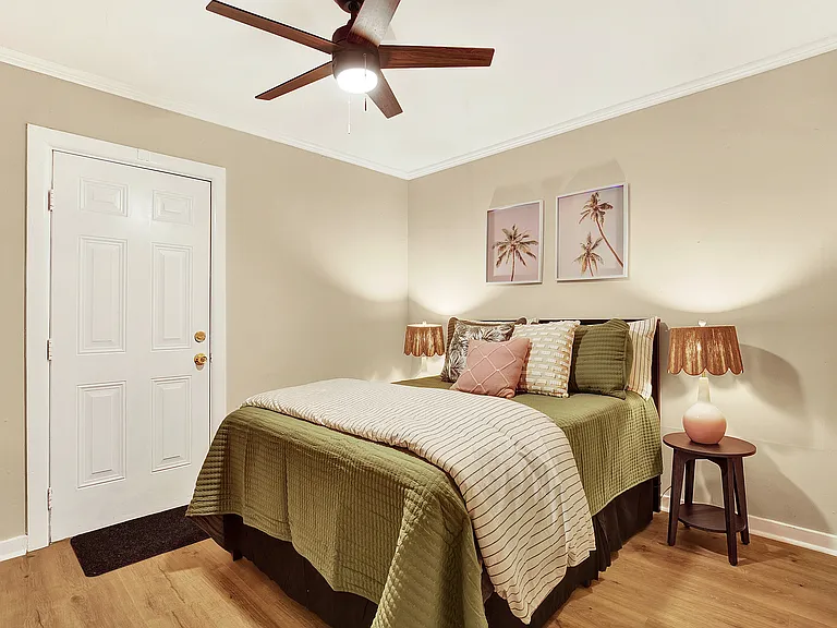 Middle bedroom with double bed