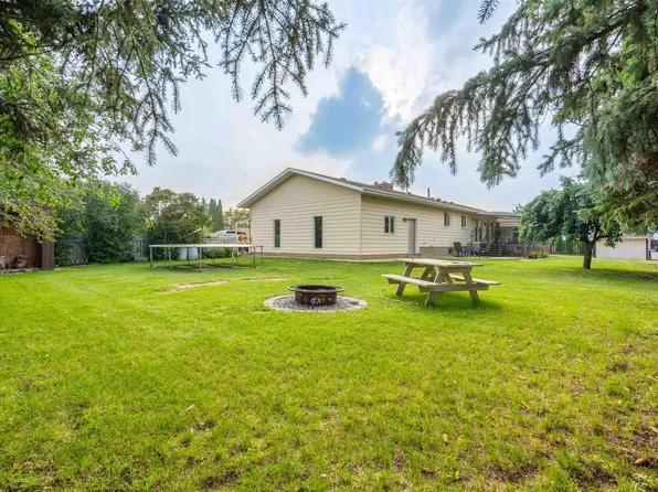 5825 52nd St, Wetaskiwin, AB T9A 2W5