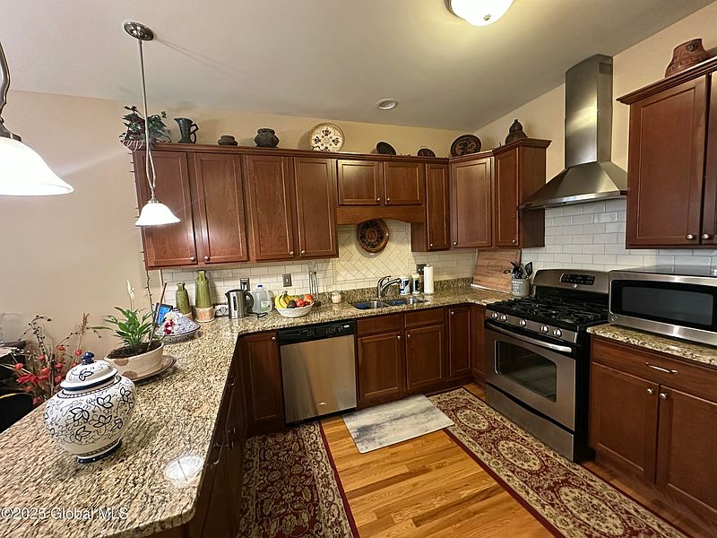 5th image of 167 Fieldstone Drive