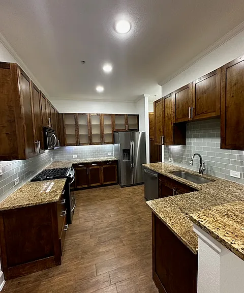 Full kitchen