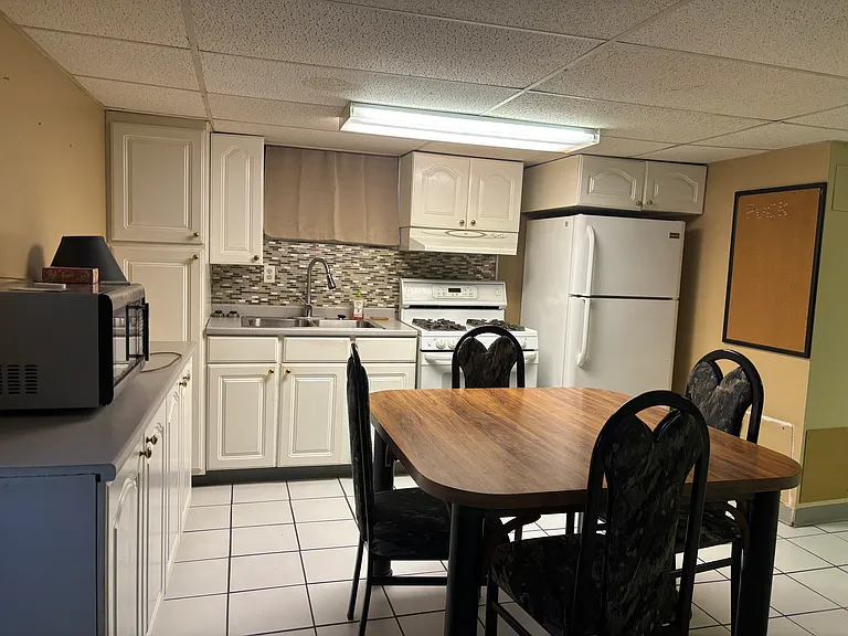 One bedroom apt TV
Equipped kitchen
Washer/ dryer in unit
On busway. Conveniently located between I79 and parkway