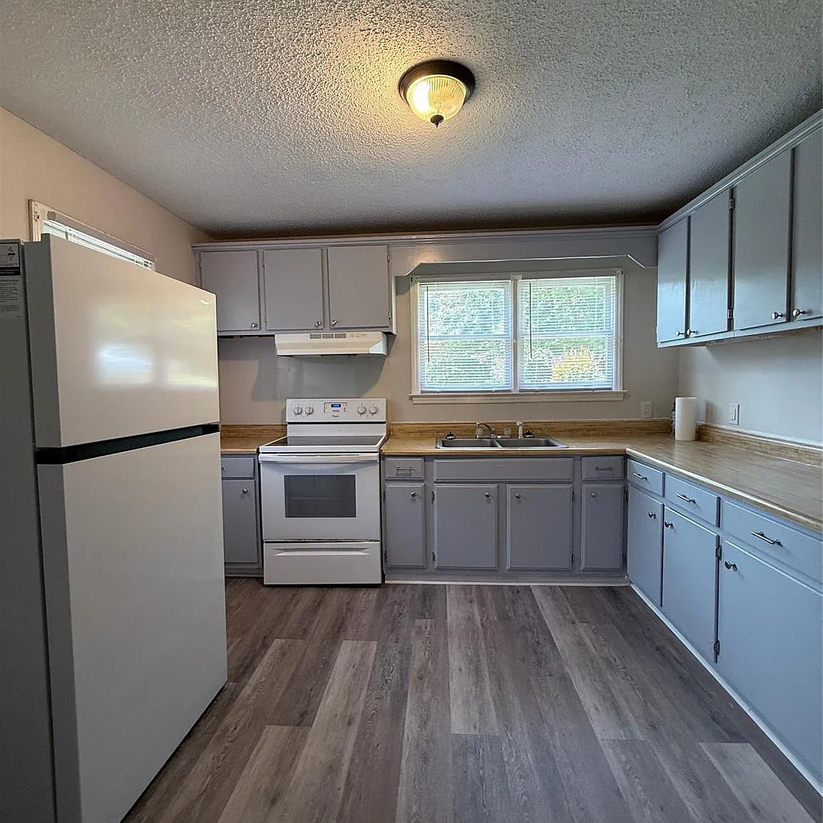 3 bed, 1.0 bath, $1,300 — Photo 4