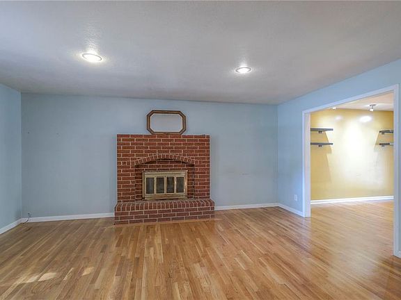 2nd image of 1200 NE Hilltop Dr