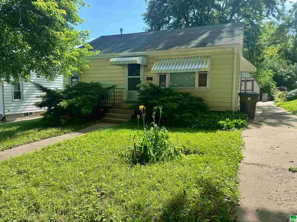 3252 Nebraska St, Sioux City, IA 51104