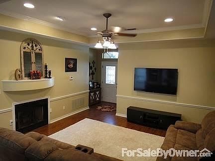 Living area : Very Bright spacious living area with upgraded fixtures!!
